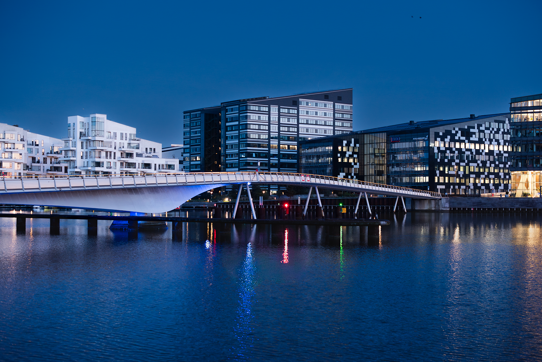 Byens arkitektur og lys fotograferet ved vandet