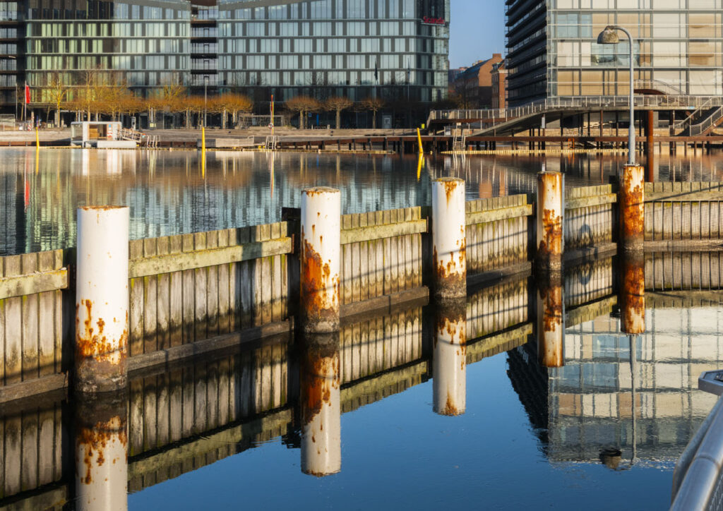 dsc 4994 hdr rusty pillers